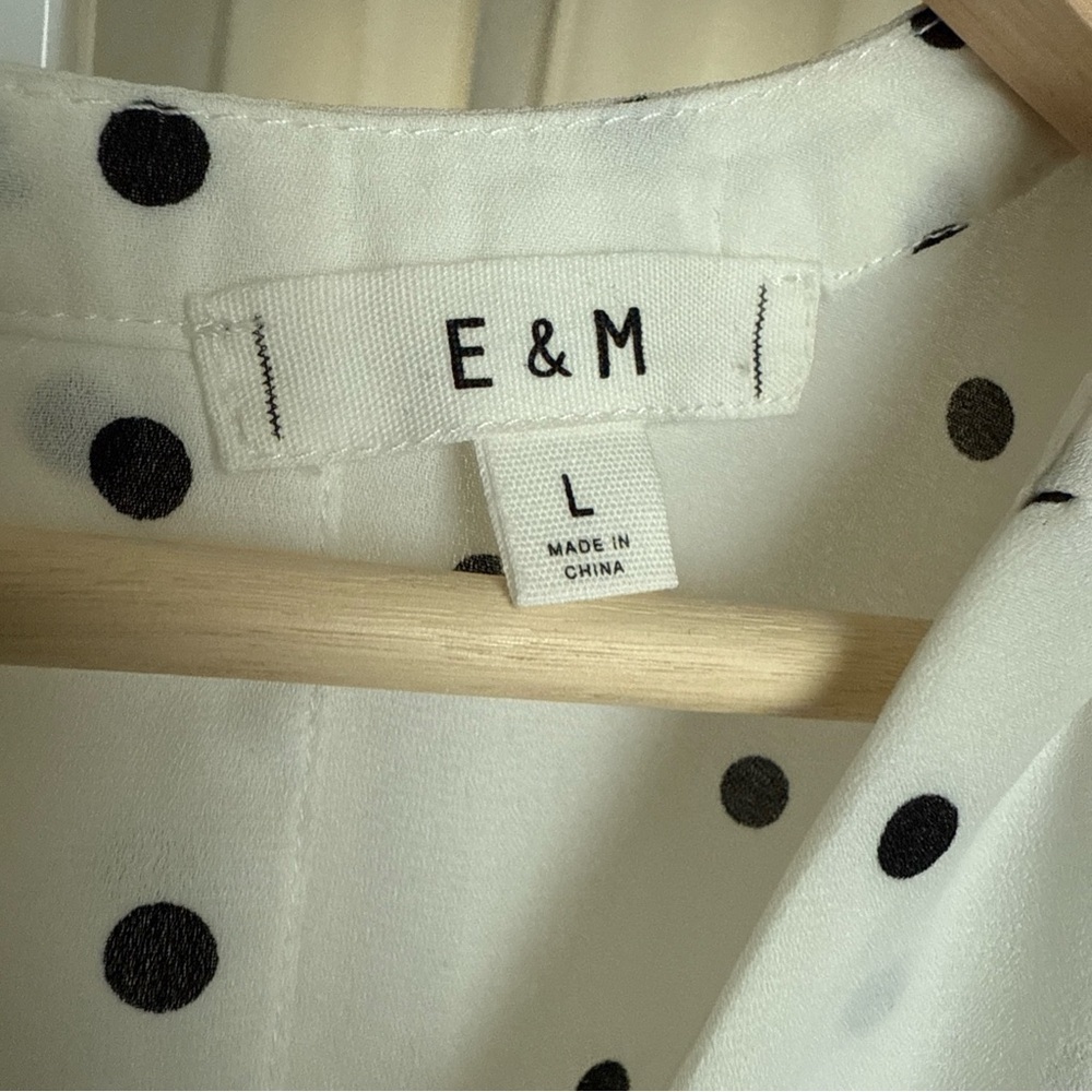 E & M Women’s White with Black Polka Dot Sleeveless Blouse V Neck Size L - Picture 4 of 8